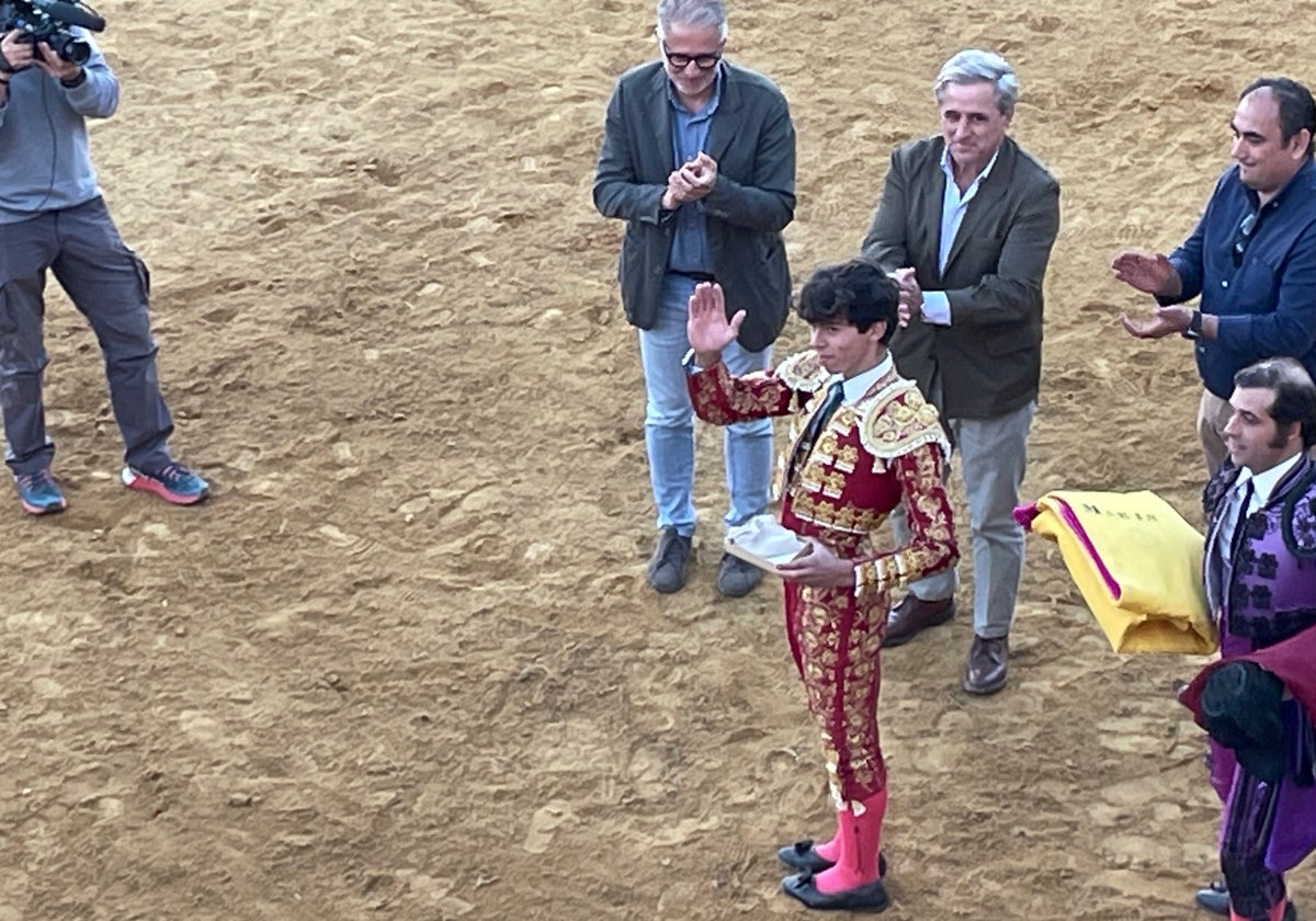 Julio Méndez recibe el cairel de plata de manos del consejero de Gestión Forestal y Mundo Rural, Ignacio Higuero.