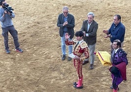 Julio Méndez recibe el cairel de plata de manos del consejero de Gestión Forestal y Mundo Rural, Ignacio Higuero.