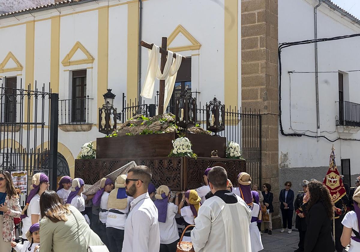 Salida de la procesión de la Cruz de Mayo de Santo Domingo.