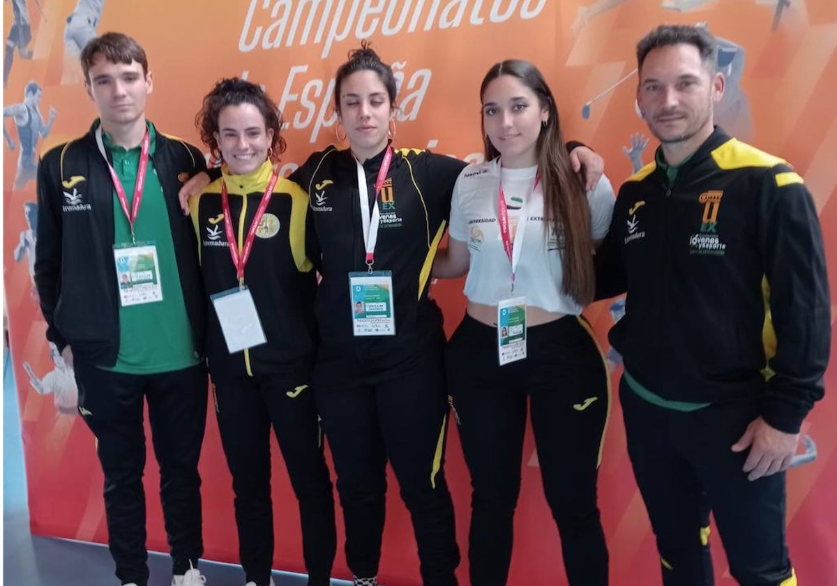 Los cuatro representantes de la UEx junto al técnico Manuel Mendo en Toledo.