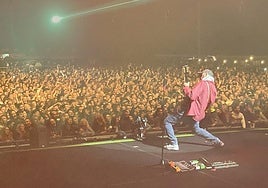 Woody Amores y el bólido, como lo denominan los astrónomos, protagonistas de la instantánea de David Corbacho durante el concierto de Los Robe.
