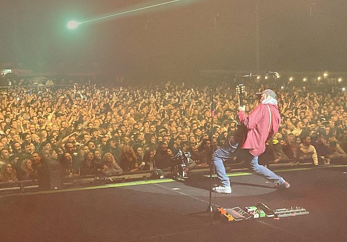 Woody Amores y el bólido, como lo denominan los astrónomos, protagonistas de la instantánea de David Corbacho durante el concierto de Los Robe.