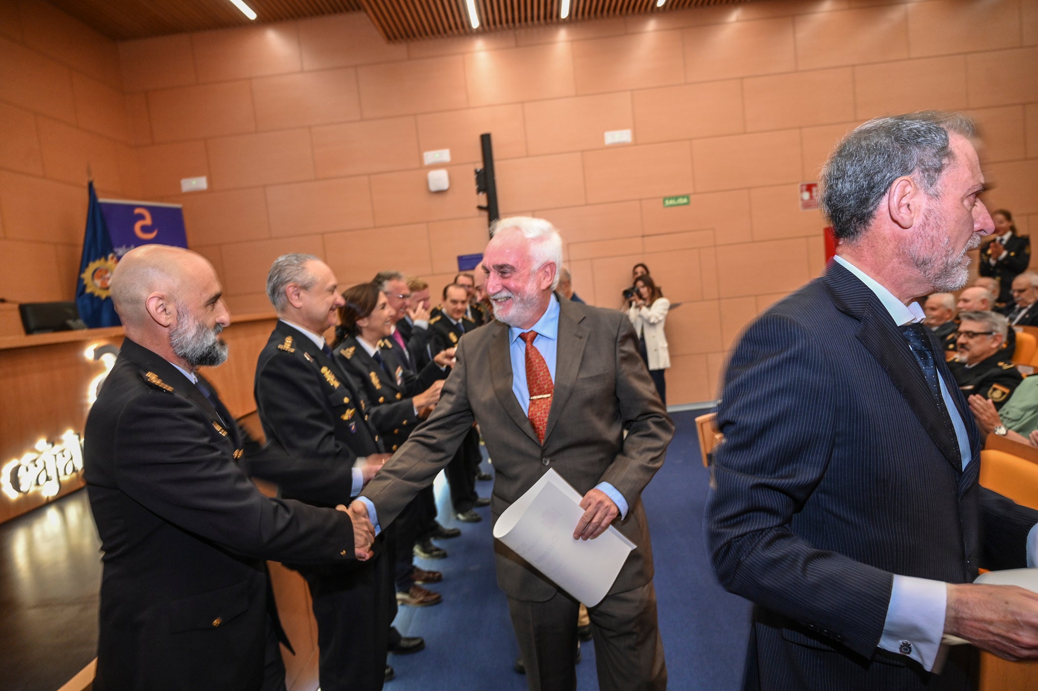 Fotos | Acto de entrega de diplomas de la Policía Nacional en Badajoz a miembros honorarios y jubilados