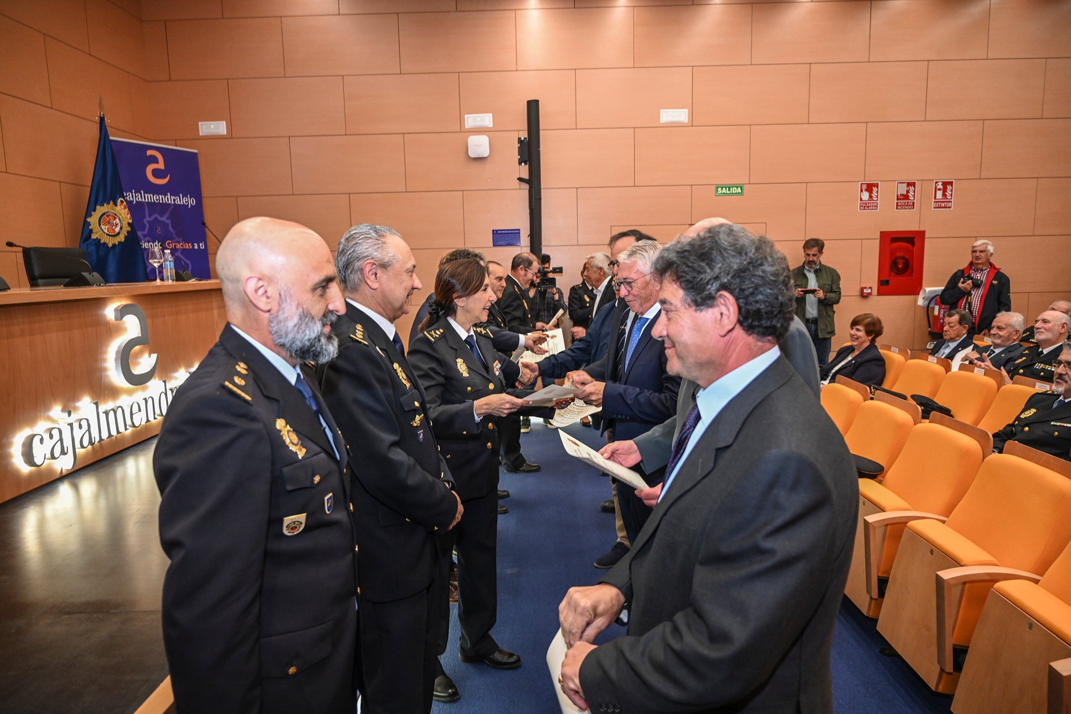 Fotos | Acto de entrega de diplomas de la Policía Nacional en Badajoz a miembros honorarios y jubilados