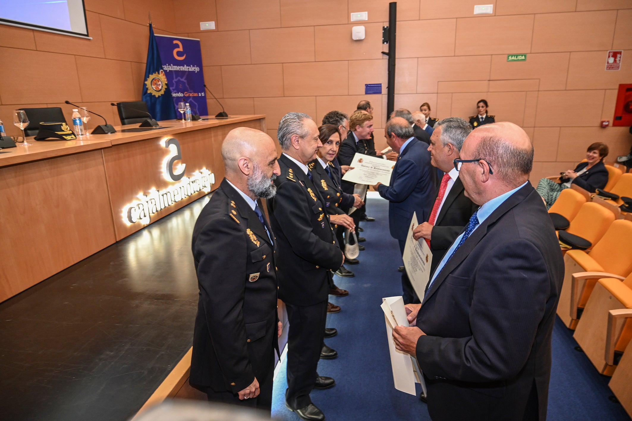 Fotos | Acto de entrega de diplomas de la Policía Nacional en Badajoz a miembros honorarios y jubilados