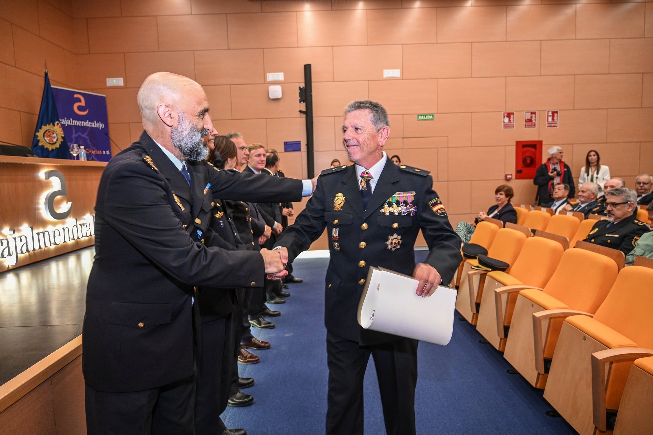 Fotos | Acto de entrega de diplomas de la Policía Nacional en Badajoz a miembros honorarios y jubilados