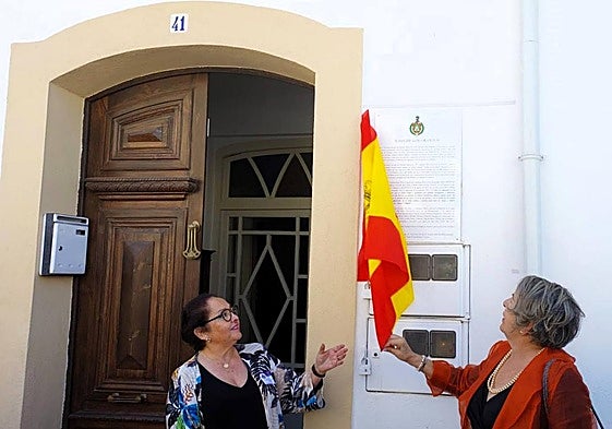 Descubrimiento en 2023 de la placa de los Orantos en la Avda. Aurelio Cabrera