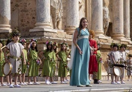 El Teatro Romano se llenó ayer de público infantil.