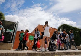 Uno de los accesos al colegio Castra Caecilia a la salida de las clases, este miércoles.