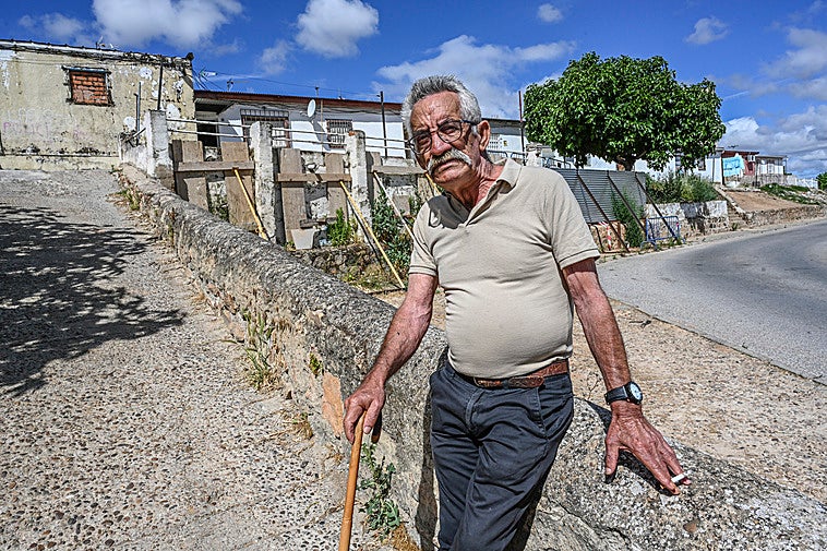 Bonifacio Rodríguez frente a las puertas de su vivienda, ubicada sobre el muro que se cayó en diciembre de 2022