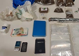 Droga, dinero, teléfonos y otros efectos intervenidos por la Policía Nacional.