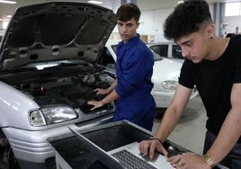 Alumnos de un grado medio de automoción.