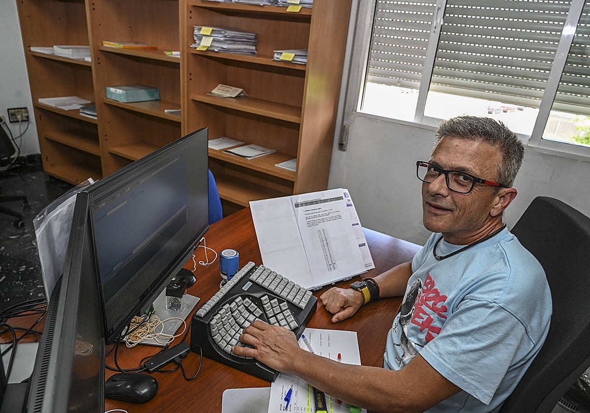 Juan Luis Guerrero es funcionario en la Junta, donde le adaptaron el teclado porque tiene un brazo afectado, y además es batería de rock