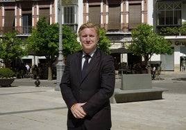 El alcalde, Ignacio Gragera, en la plaza de España de Badajoz minutos antes de la entrevista.