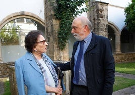 Conchita Viera junto a Paco Etxeberria, en uno de los claustros del Complejo San Francisco de Cáceres.