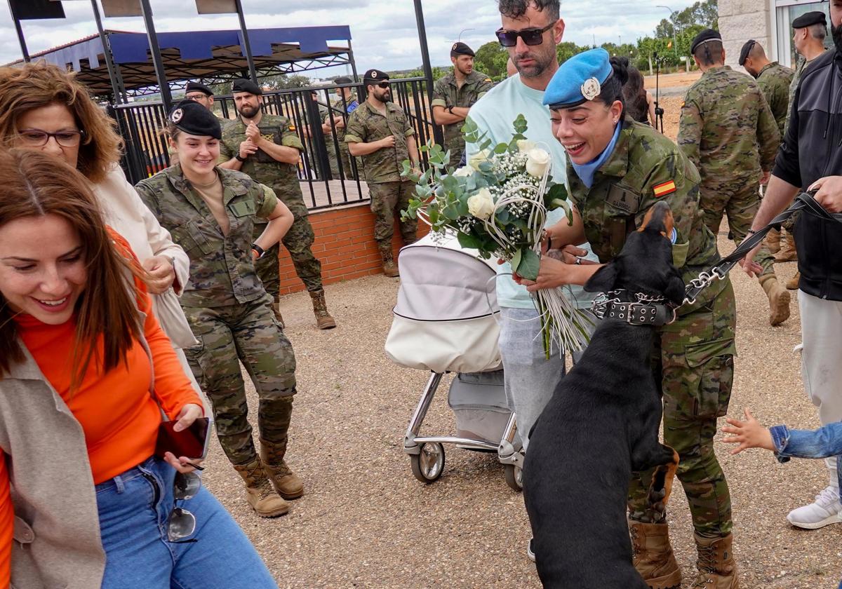 Imágenes del regreso de los primeros militares extremeños de su misión en el Líbano.