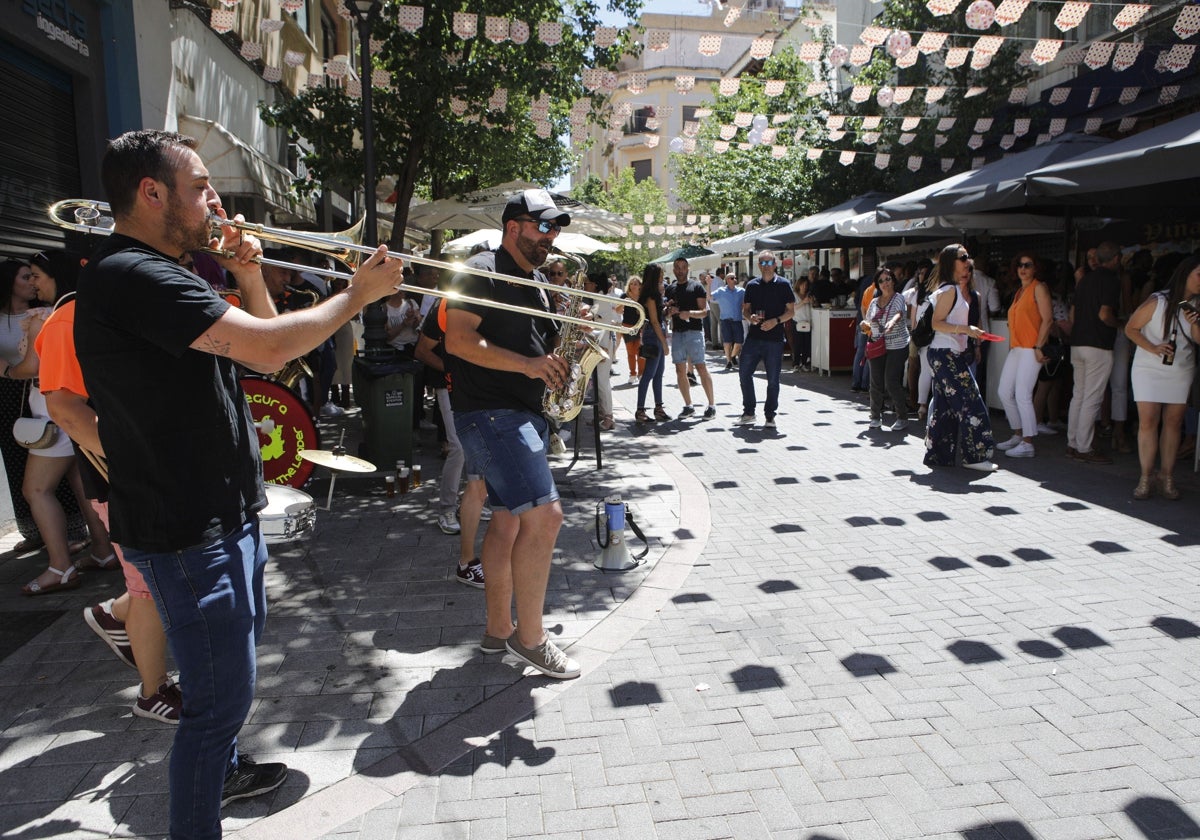 Imagen de la feria de día en el centro de Cáceres.