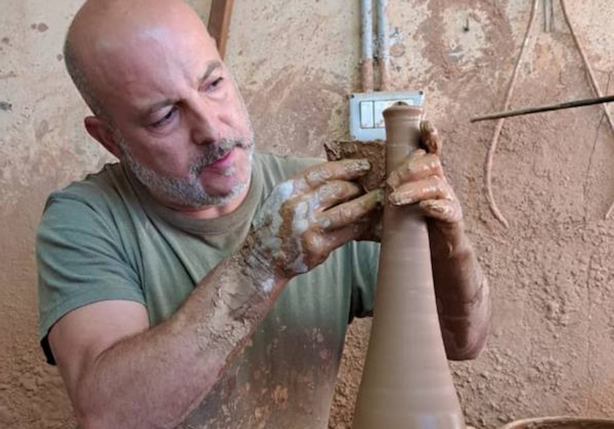 Jose Mari Guisado Monge, en su taller de Salvatierra.