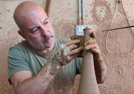 Jose Mari Guisado Monge, en su taller de Salvatierra.