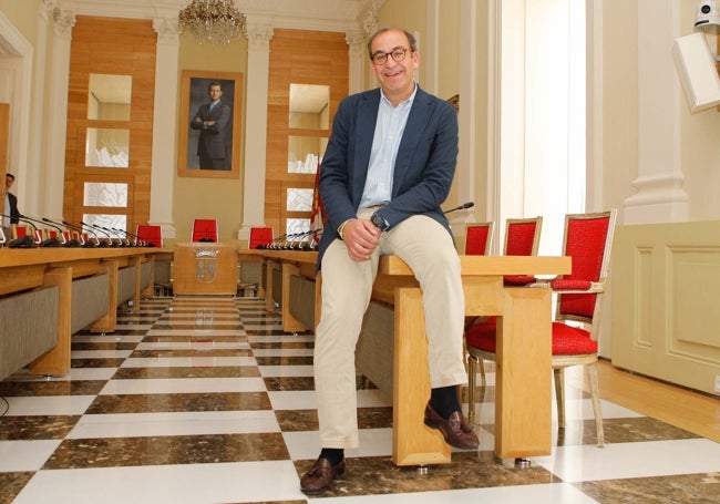 El regidor, en el salón de plenos municipal, tras la entrevista.