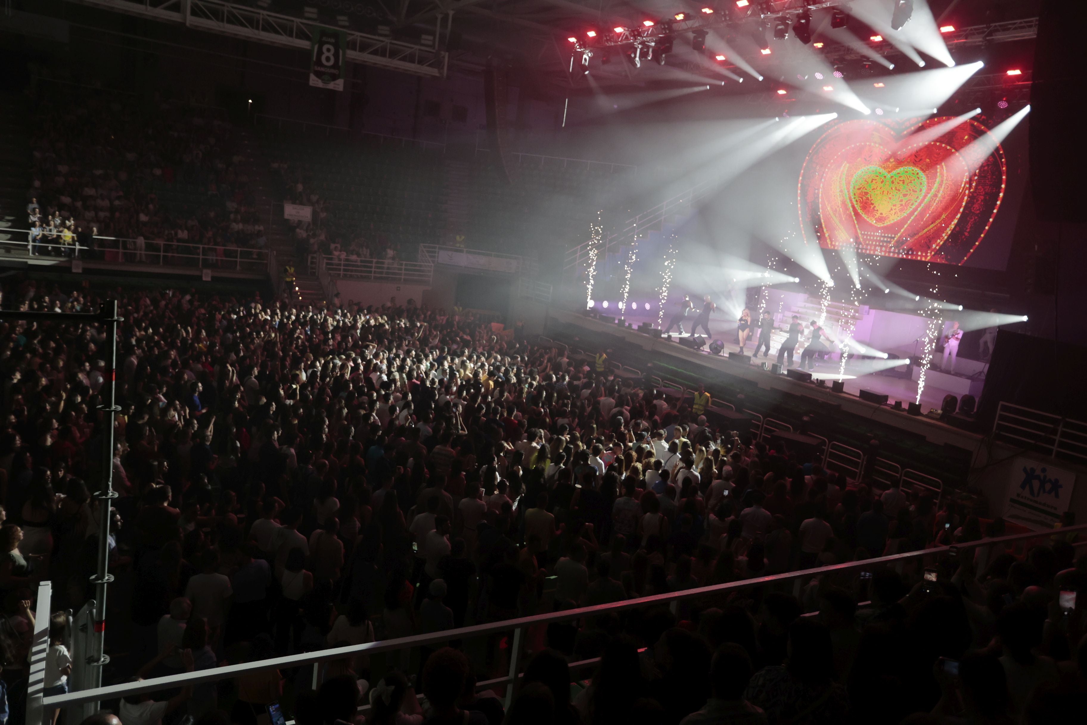 Las mejores imágenes del concierto de Ana Mena en Cáceres