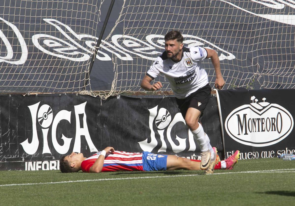 Chuma celebra el primer tanto ante el Algeciras.