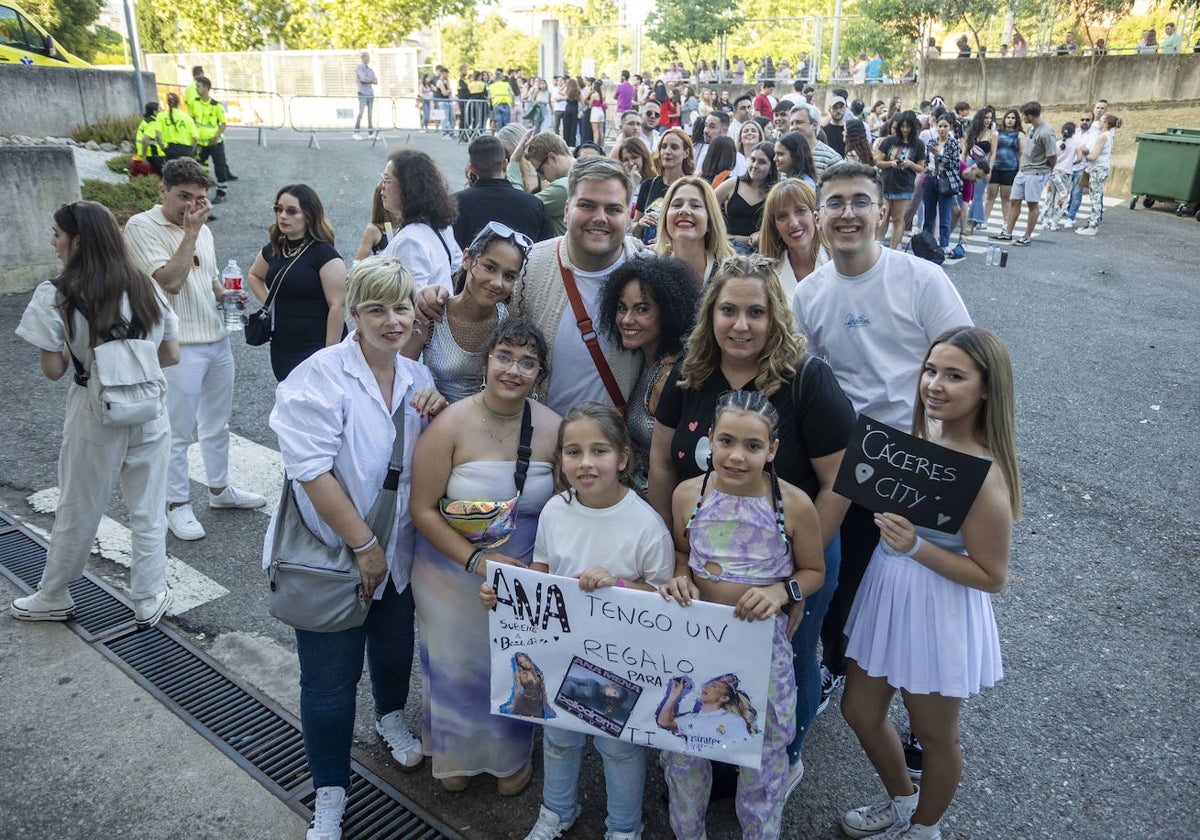 Grupo de fans de Ana Mena que este sábado fueron los primeros en acceder al pabellón Multiusos.