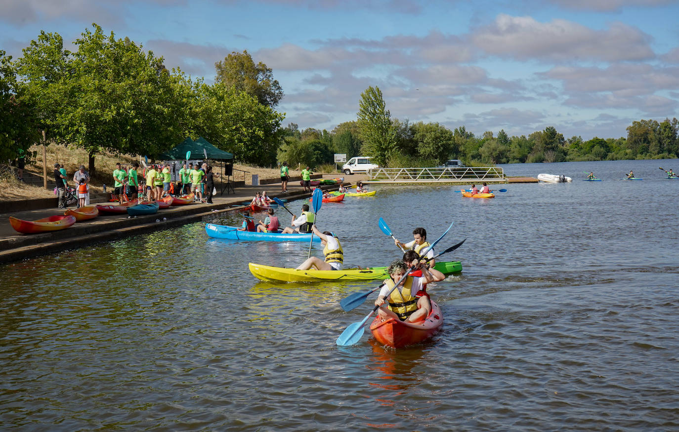 Imágenes de la jornada de puertas abiertas en el club de piragüismo de Badajoz