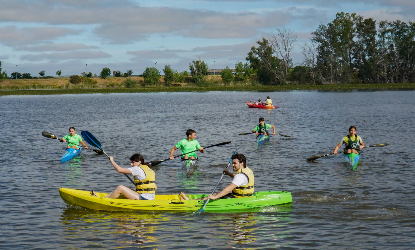 Imágenes de la jornada de puertas abiertas en el club de piragüismo de Badajoz