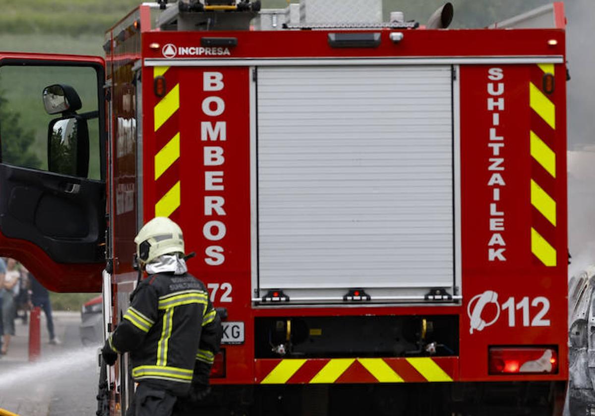 Imagen de archivo de una dotación de bomberos.