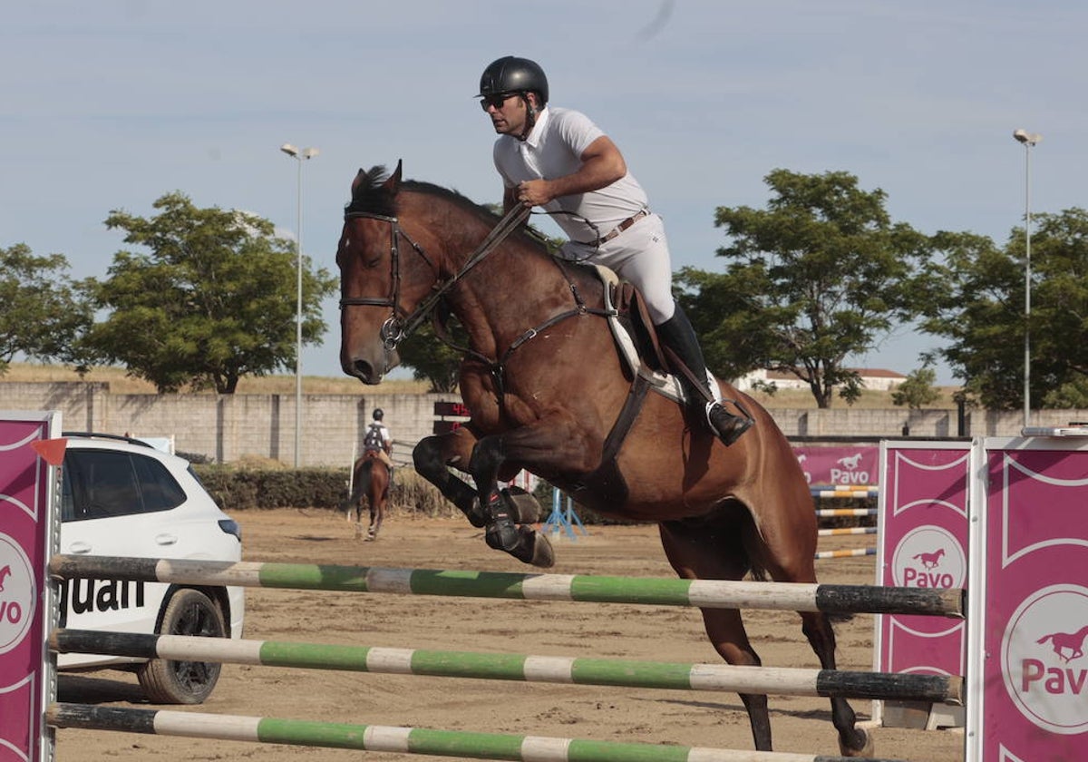 El jinete Carlos Bosch durante una de las series con su caballo Lugano en la tarde de este domingo.