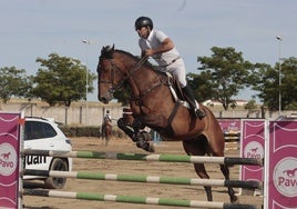 El jinete Carlos Bosch durante una de las series con su caballo Lugano en la tarde de este domingo.