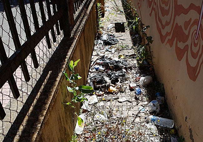 Basura acumulada en el recinto de las pistas deportivas.