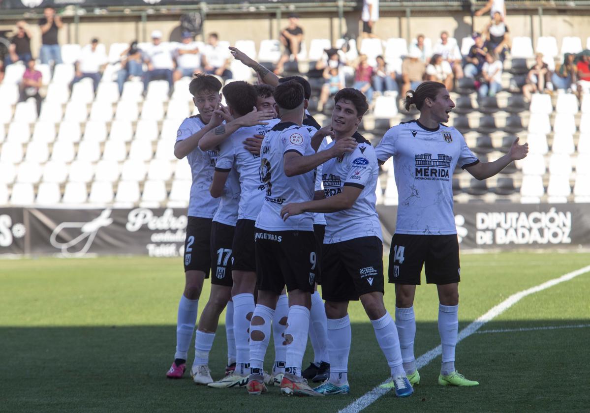 Los jugadores del Mérida celebran uno de sus últimos goles en el Romano.