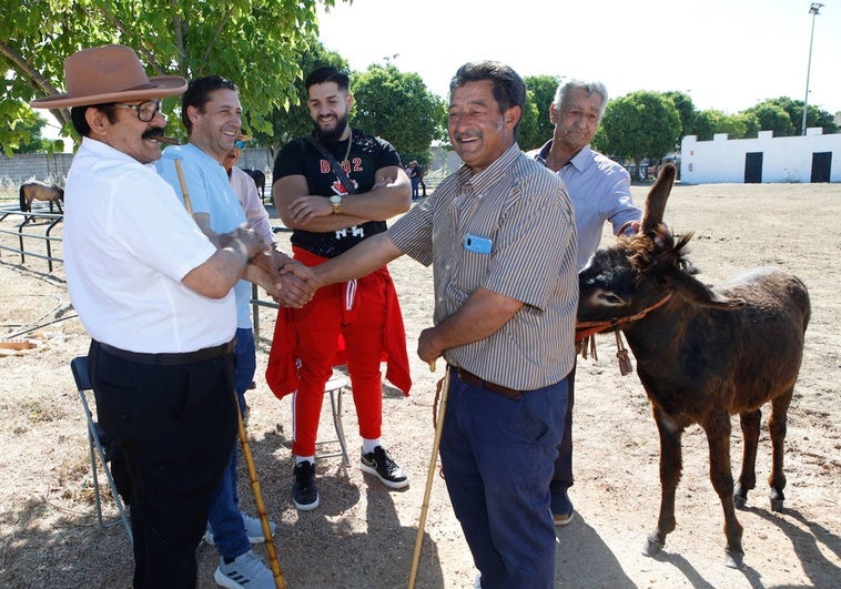 Momento en el que Ramón Vargas cierra el trato de la venta de su burro, Pinocho, por 150 euros bajo la supervisión del tratante de Joaquín Jiménez.