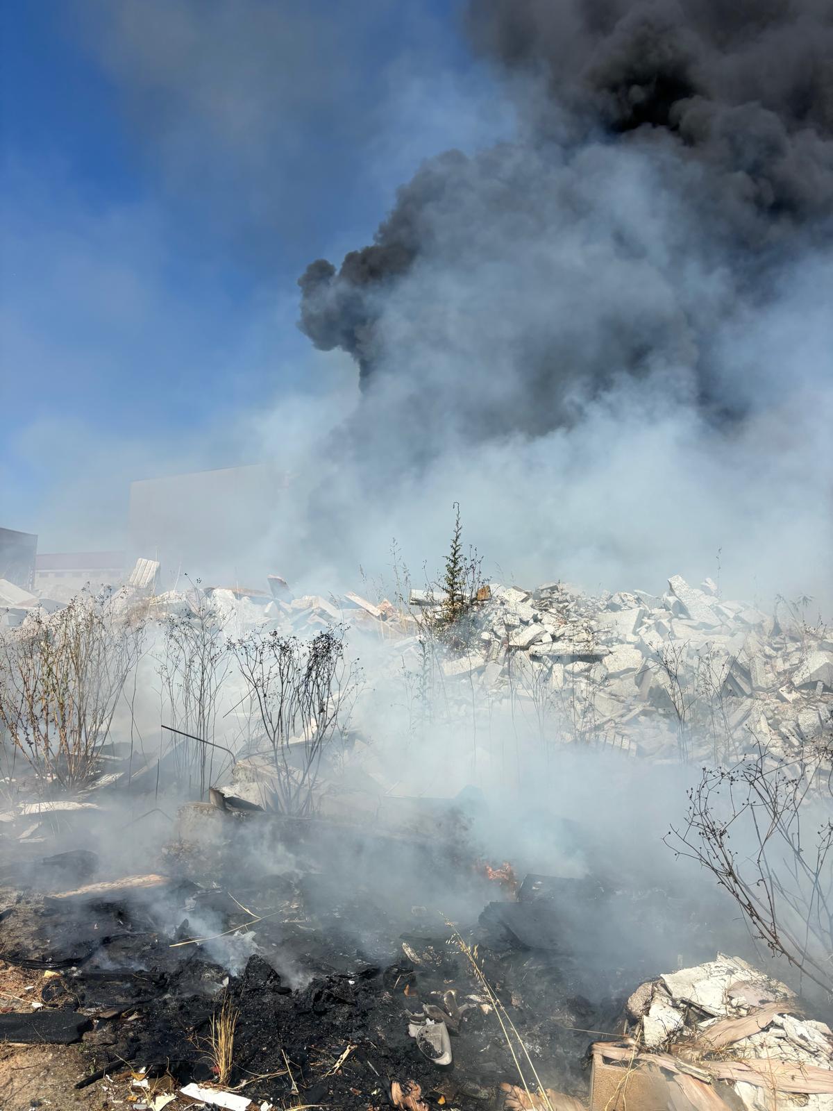 Fotos | Así ha sido el incendio en una fábrica de mármol abandonada de Montijo