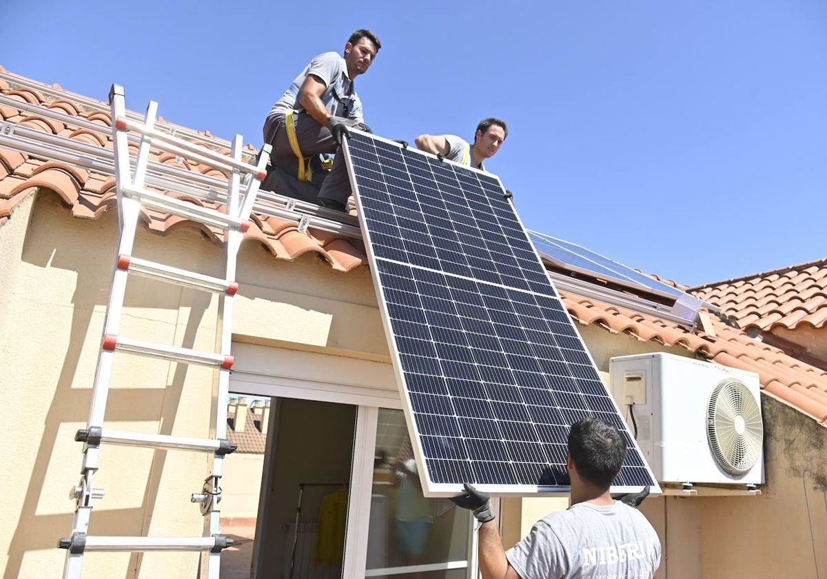 Instalación de placas fotovoltaicas para autoconsumo en una vivienda de Badajoz.