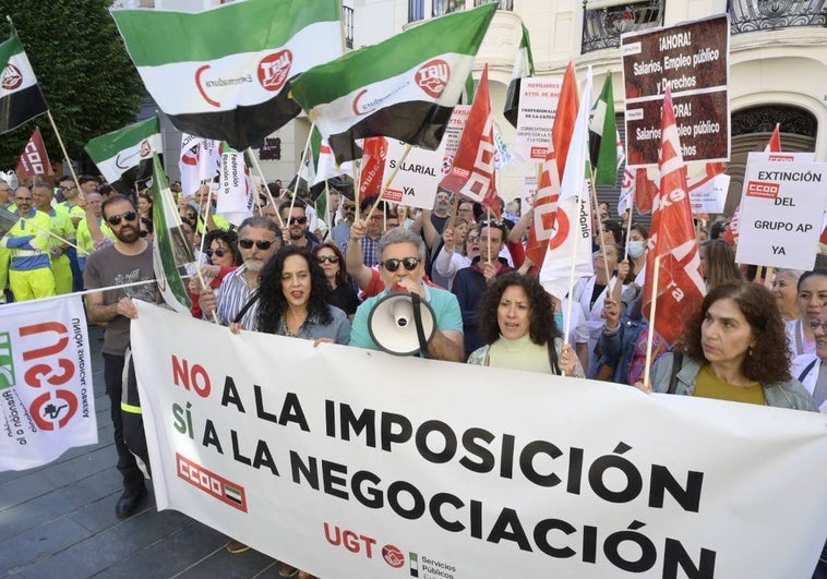 Trabajadores municipales se han concentrado este martes por la mañana en la plaza de la Soledad.