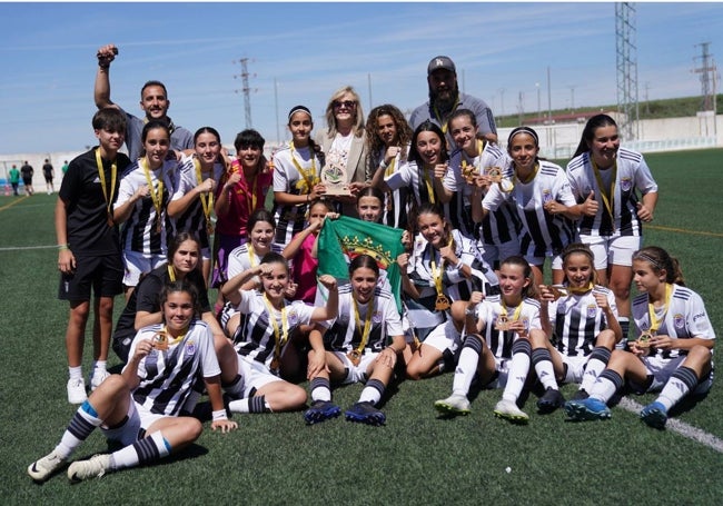 Las infantiles del Badajoz Femenino celebran el título del Campeonato de Extremadura en Guareña.