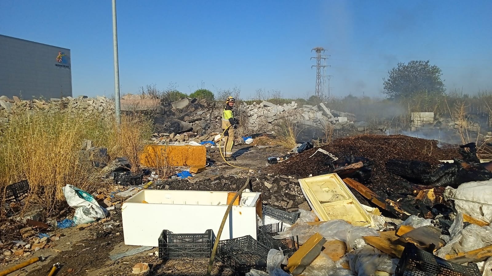 Fotos | Así ha sido el incendio en una fábrica de mármol abandonada de Montijo