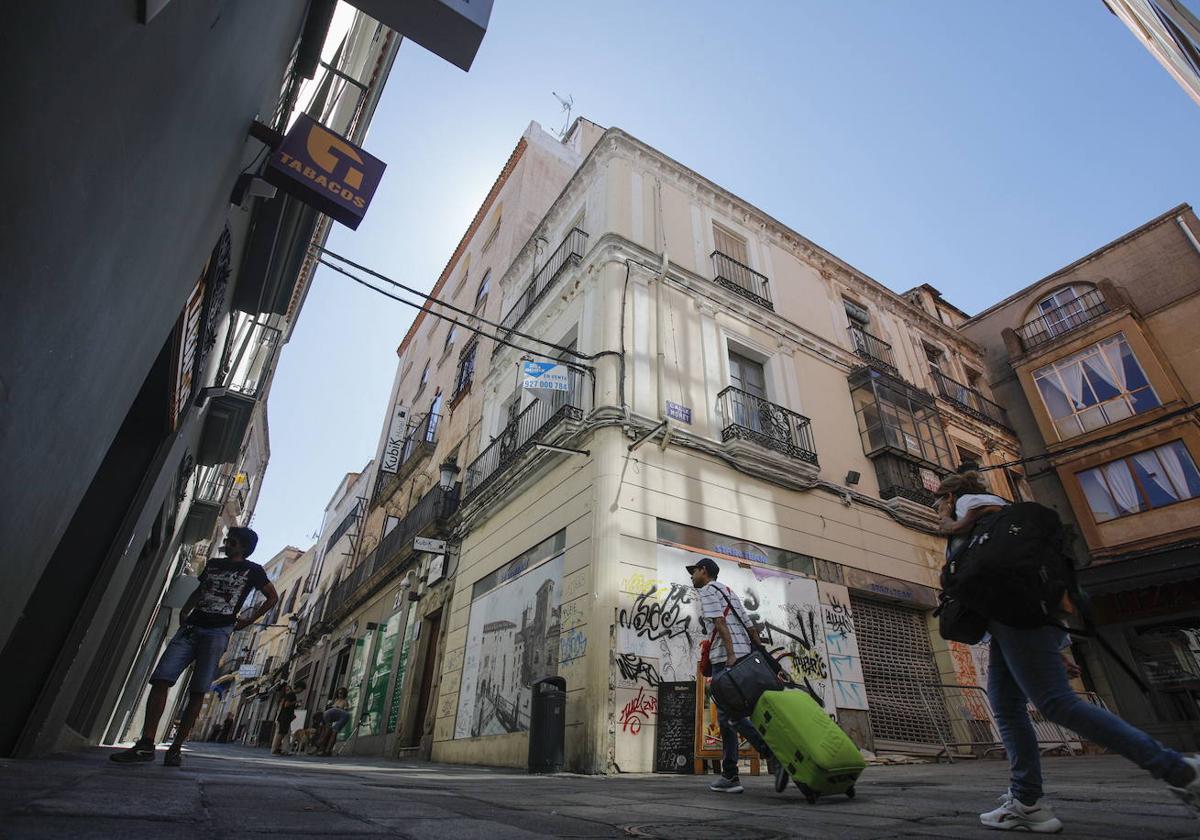 Comienzan las obras de reforma de la fachada del edificio de la calle Moret de Cáceres