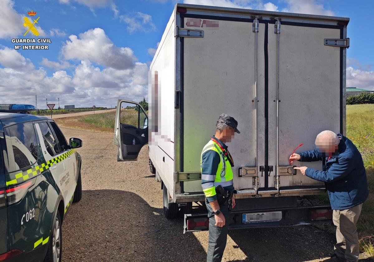 Vehículo intervenido por la Guardia Civil.