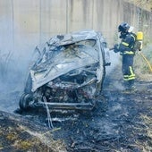 Trasladan a la UCI de Badajoz al herido grave tras salirse de la A-66 con su furgoneta e incendiarse