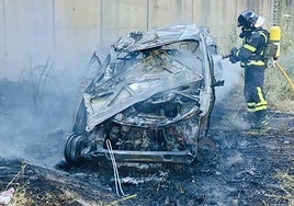 Bomberos voluntarios de Monesterio sofocando las llamas de la furgoneta.