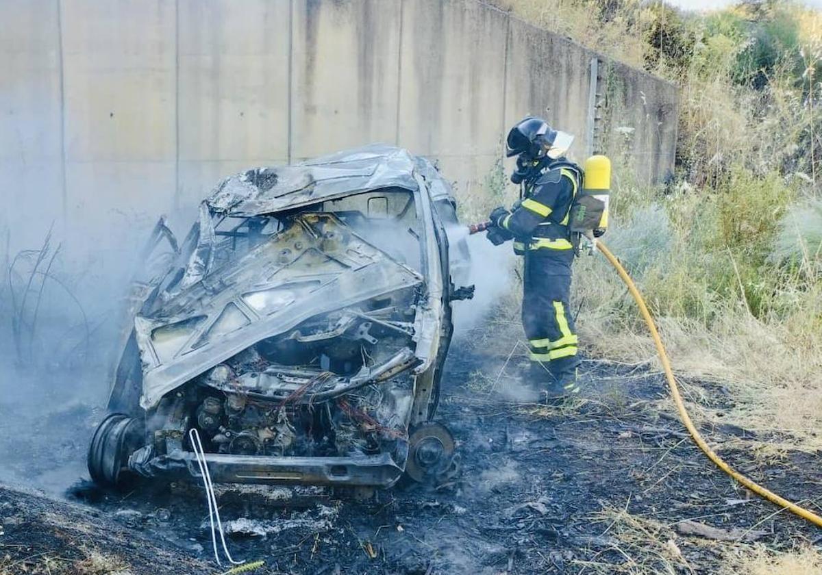 Bomberos voluntarios de Monesterio sofocando las llamas de la furgoneta.