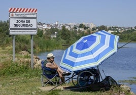 Uno de los nuevos carteles que se han colocado en el azud de La Pesquera.