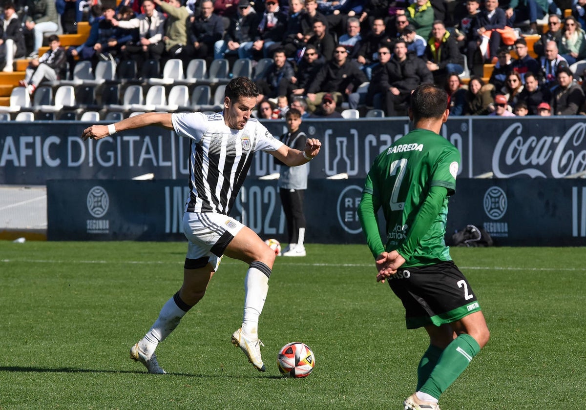 Álex Alegría durante un partido del Badajoz ante el Atlético Paso en el Nuevo Vivero.