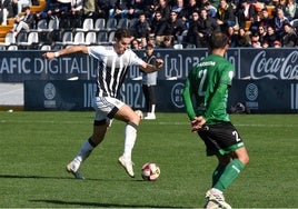 Álex Alegría durante un partido del Badajoz ante el Atlético Paso en el Nuevo Vivero.