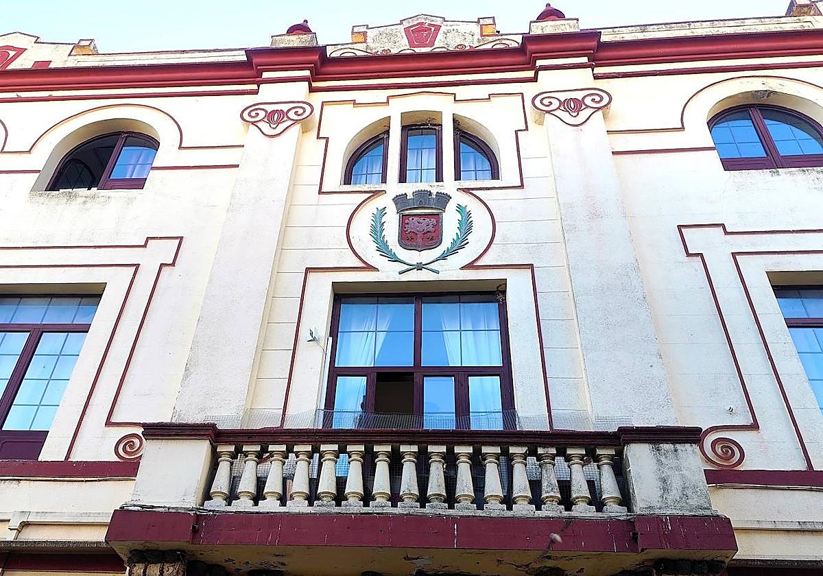 Detalle de la fachada del edificio consistorial
