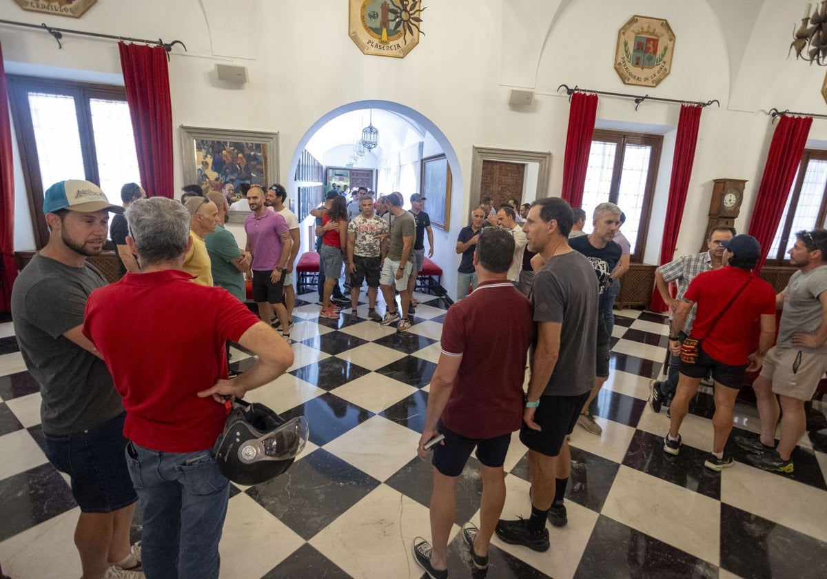 Una cincuentena de bomberos han hecho acto de presencia en el pleno de Diputación para reclamar mejoras.